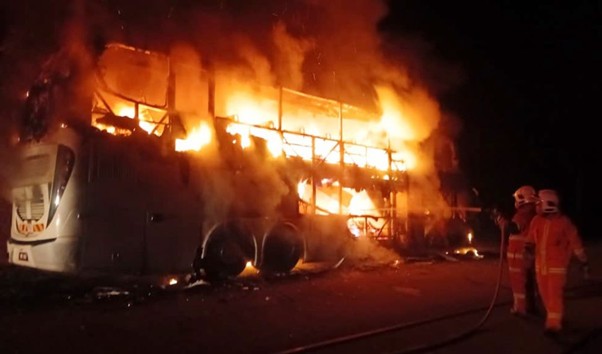 Bas ekspres rentung terbakar, tiada penumpang terlibat